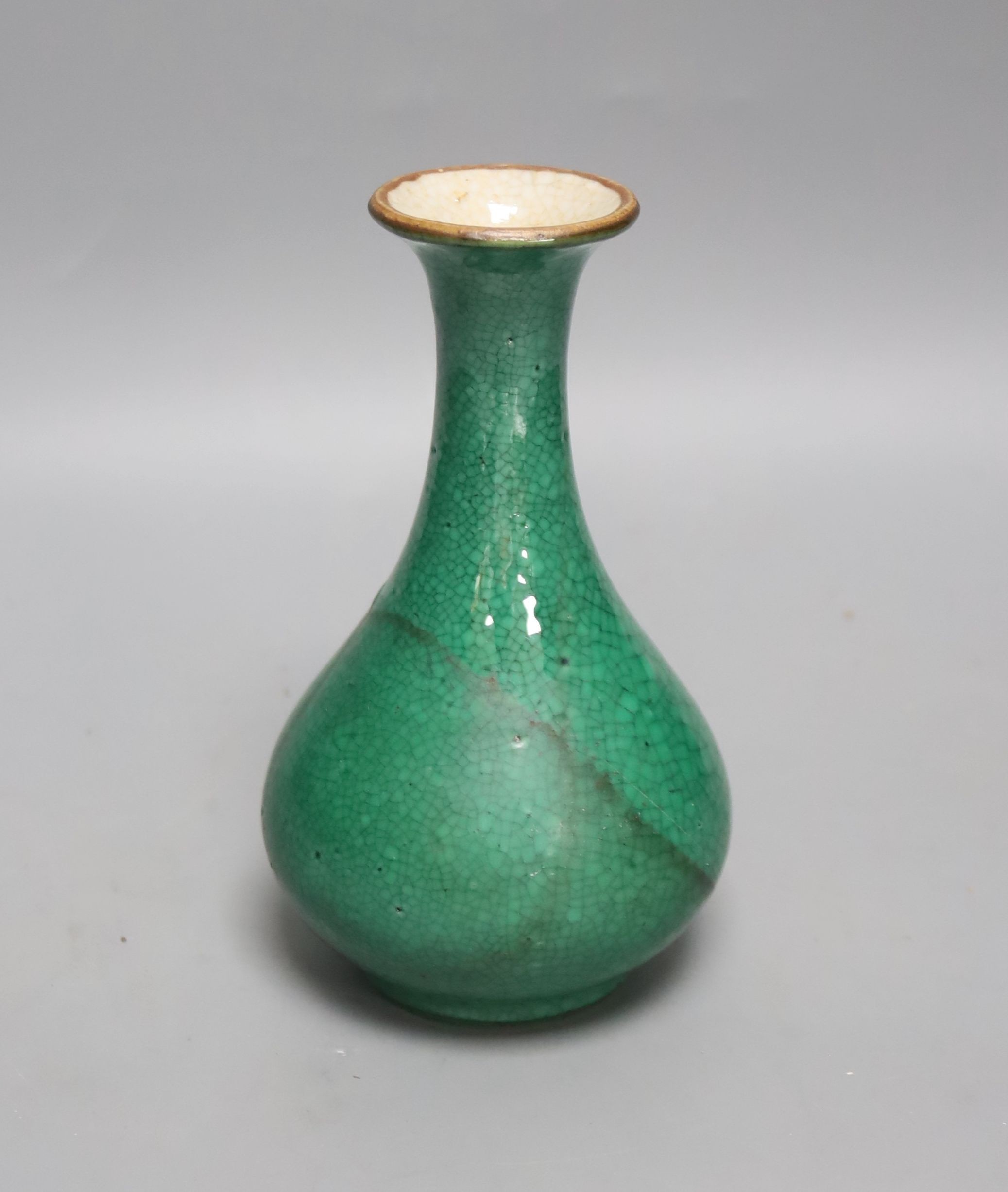 A Chinese green crackle glaze vase 15cm